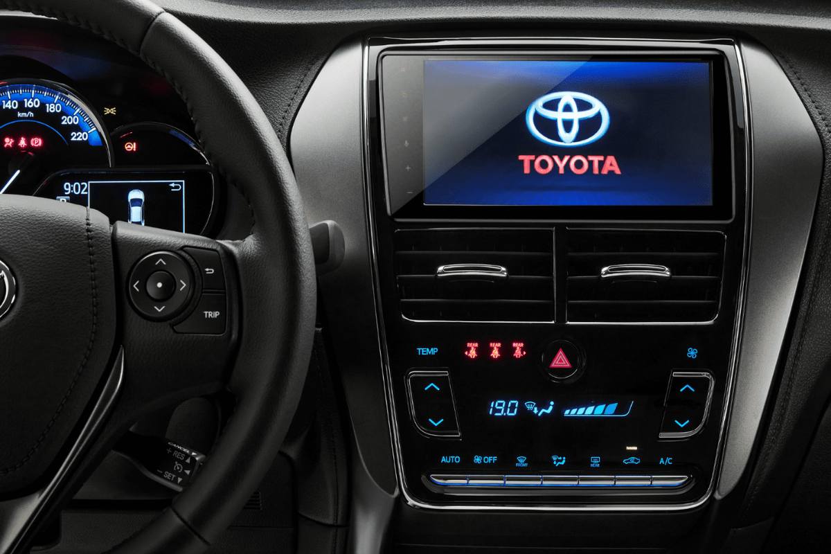 Toyota Yaris - foto 1 (1)